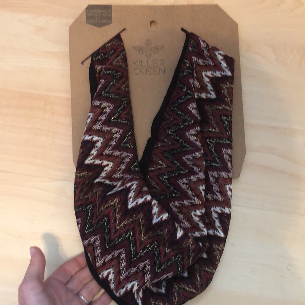Snap back burgundy metallic scarf necklace.